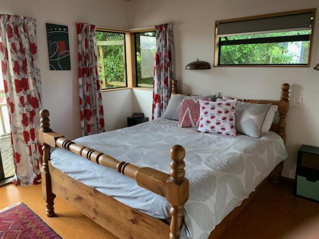Treetop Hideaway - Taupo Holiday Home Exteriör bild