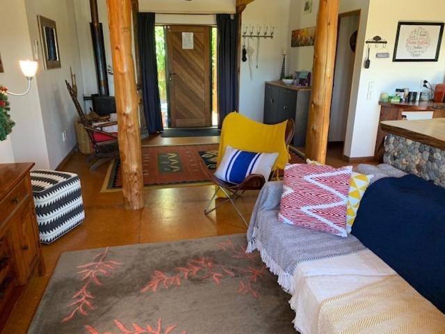 Treetop Hideaway - Taupo Holiday Home Exteriör bild