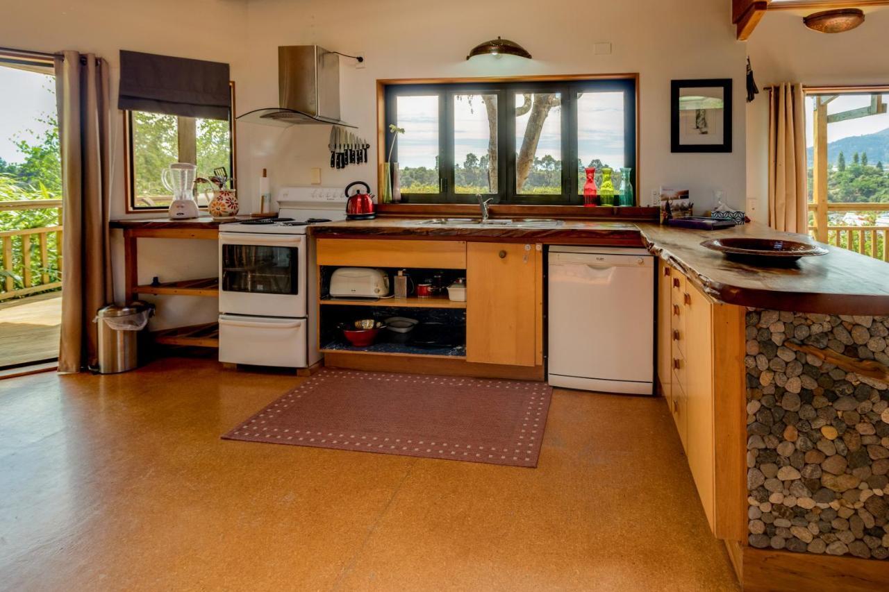 Treetop Hideaway - Taupo Holiday Home Exteriör bild