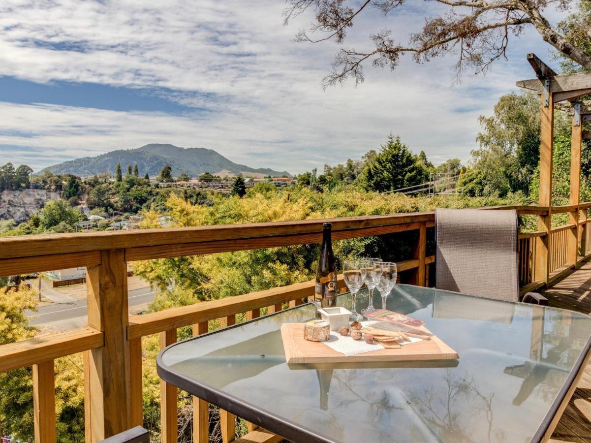 Treetop Hideaway - Taupo Holiday Home Exteriör bild