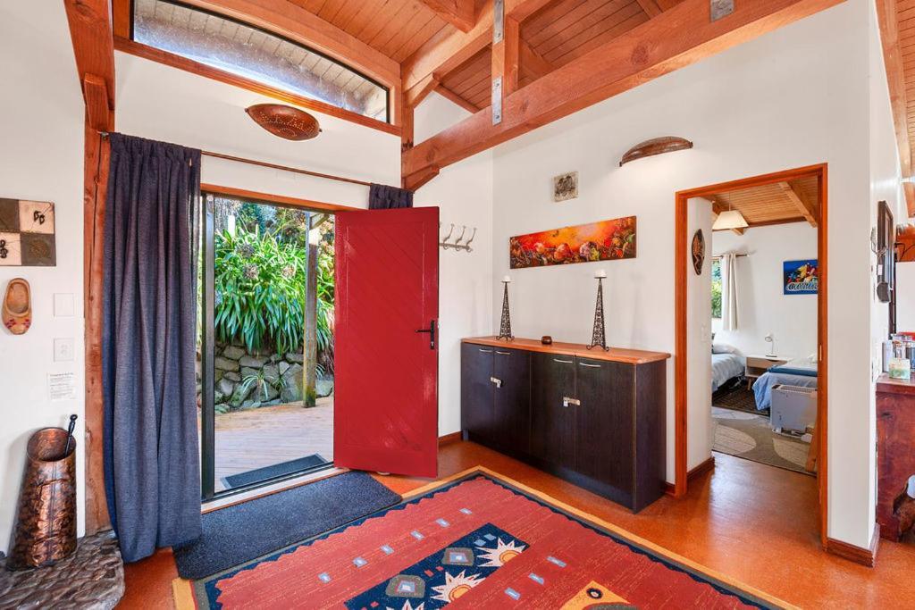 Treetop Hideaway - Taupo Holiday Home Exteriör bild