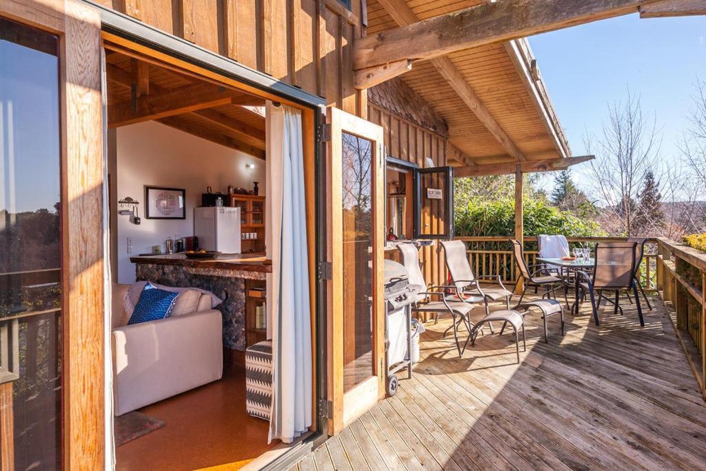 Treetop Hideaway - Taupo Holiday Home Exteriör bild