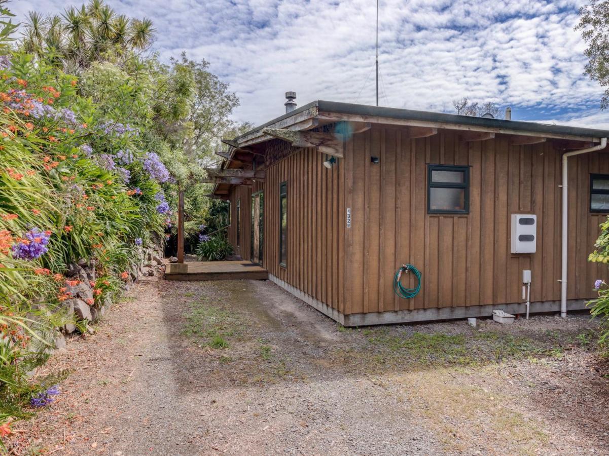 Treetop Hideaway - Taupo Holiday Home Exteriör bild